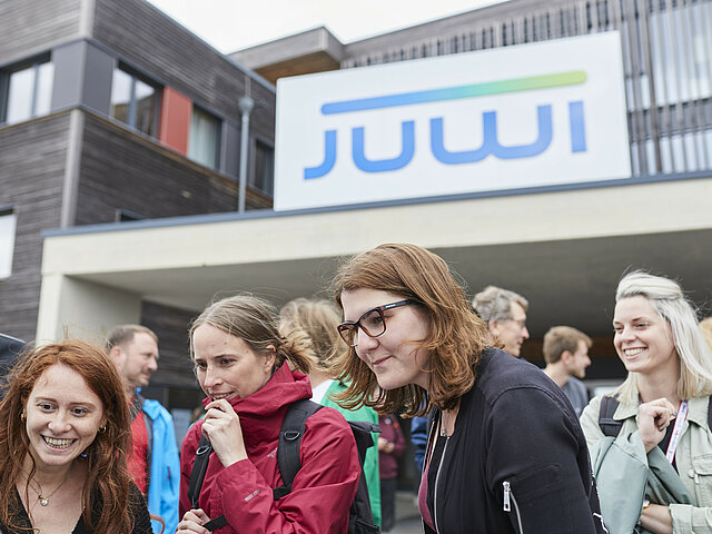 Lots of new JUWI colleagues stand in front of the headquarters in Wörrstadt, Germany.